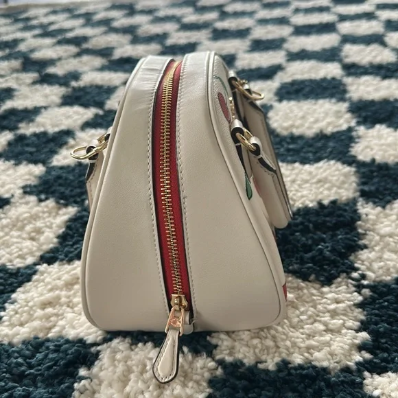 Coach Cherry Bag. - Picture 4 of 8